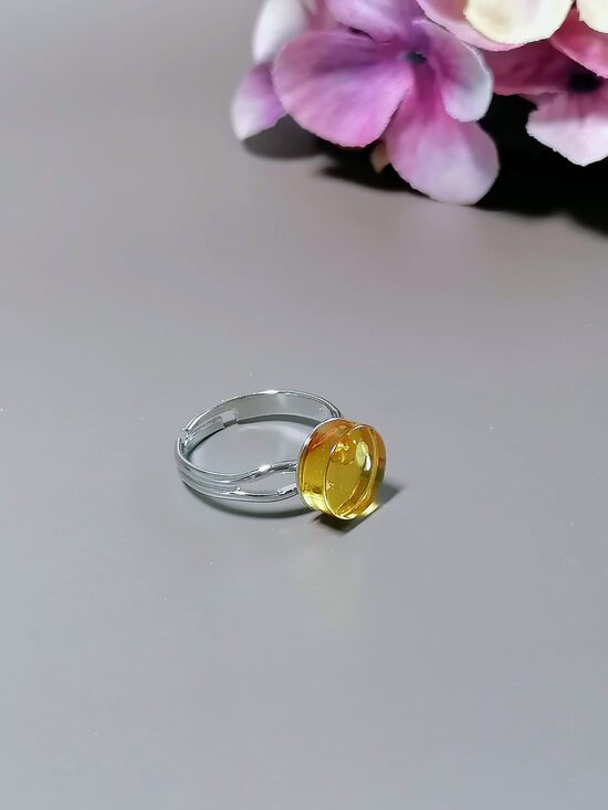 Šviesaus konjako spalvos gintaro minimalistinis žiedas – elegantiškas pasirinkimas